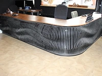 Baliemeubel in hoekopstelling met golvende voorzijde. afmeting 340 x 235 x 79 cm