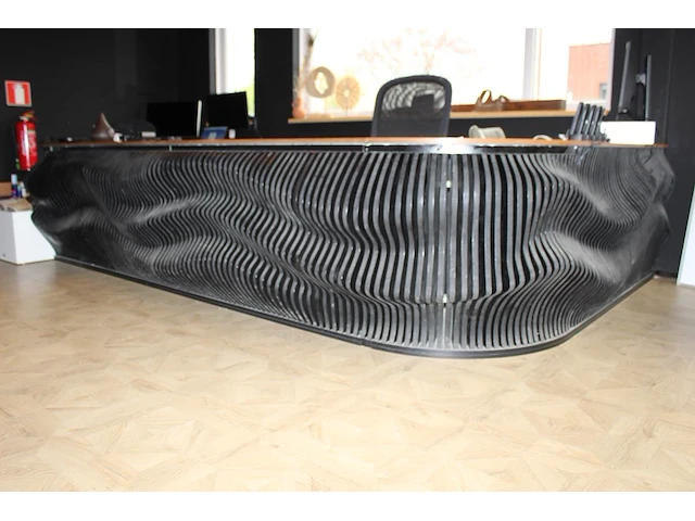 Baliemeubel in hoekopstelling met golvende voorzijde. afmeting 340 x 235 x 79 cm - afbeelding 2 van  4