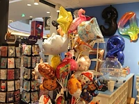 Ballonnenstatief met ruim 30 mini-folieballonnen in diverse uitvoeringen. - afbeelding 1 van  3