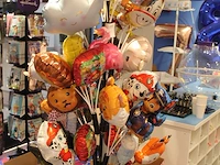 Ballonnenstatief met ruim 30 mini-folieballonnen in diverse uitvoeringen. - afbeelding 2 van  3