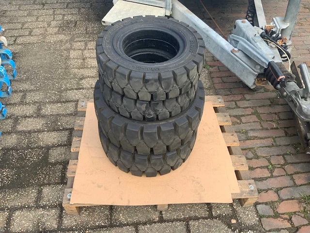 Banden heftruck - afbeelding 1 van  4