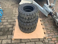 Banden heftruck - afbeelding 1 van  4