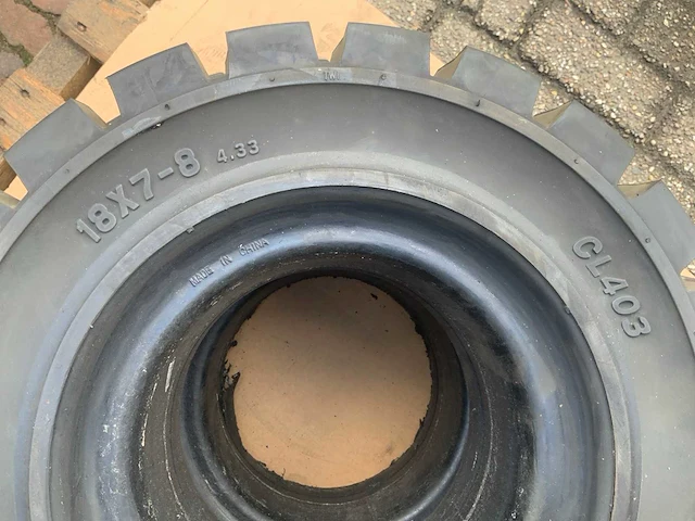 Banden heftruck - afbeelding 4 van  4