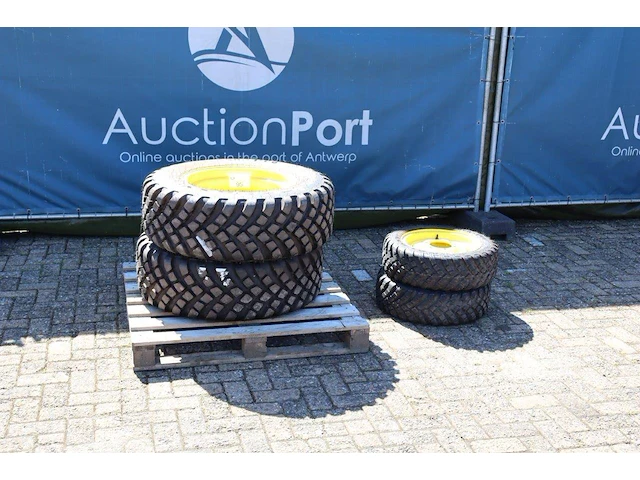 Banden john deere 300/70r20 200/60r15 - afbeelding 1 van  1