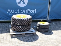 Banden john deere 300/70r20 200/60r15 - afbeelding 1 van  1