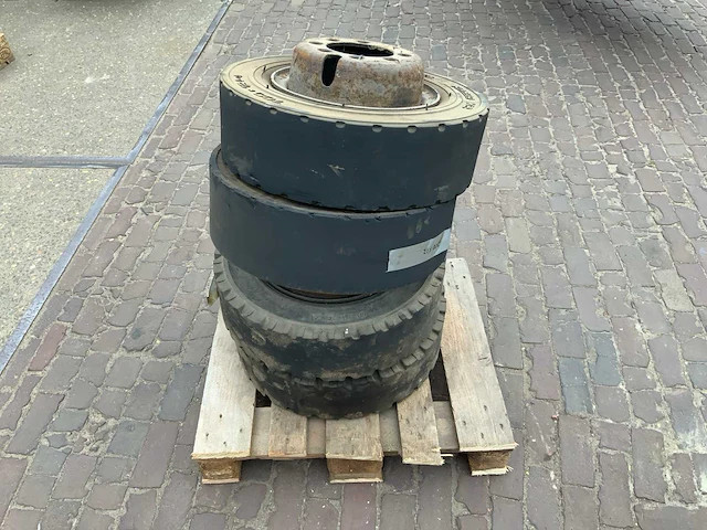 Banden met velg 700 x 12 heftruck toebehoren (4x) - afbeelding 1 van  6