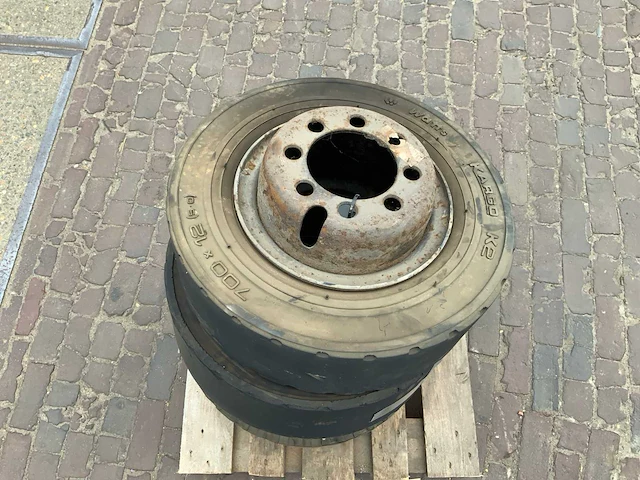 Banden met velg 700 x 12 heftruck toebehoren (4x) - afbeelding 2 van  6