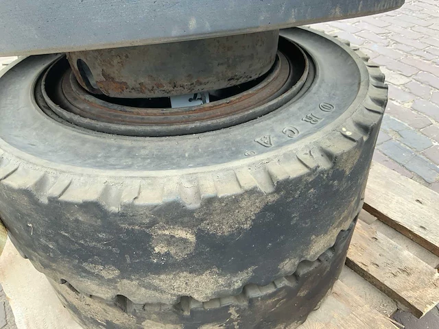 Banden met velg 700 x 12 heftruck toebehoren (4x) - afbeelding 4 van  6
