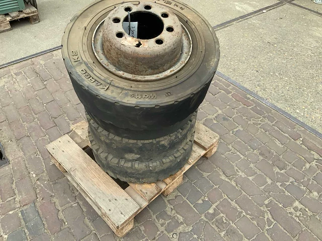 Banden met velg 700 x 12 heftruck toebehoren (4x) - afbeelding 6 van  6