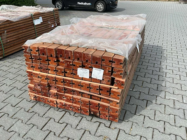 Bangkirai hardhout schuttingpaal (2000x90x90mm) (69x) - afbeelding 1 van  4