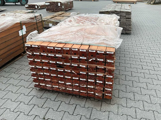 Bangkirai hardhout schuttingpaal (2000x90x90mm) (70x) - afbeelding 1 van  4
