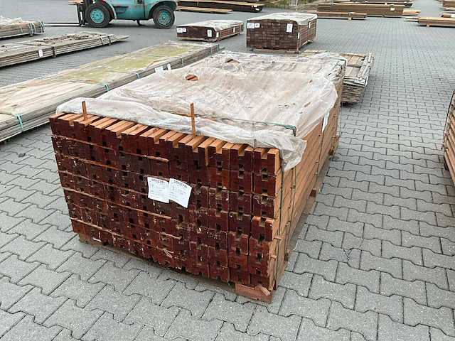 Bangkirai hardhout schuttingpaal (2000x90x90mm) (84x) - afbeelding 1 van  4