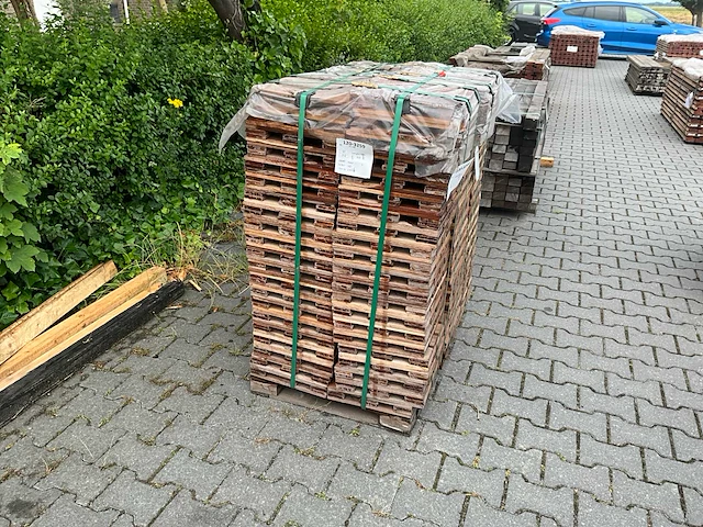 Bangkirai hardhout terras tegel (300x300x24mm) (250x) - afbeelding 1 van  5