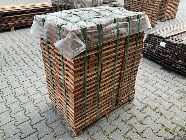 Bangkirai hardhout terras tegel (300x300x24mm) (250x) - afbeelding 3 van  5