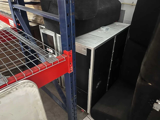 Bank en 2x vliegtuig trolleys - afbeelding 2 van  2