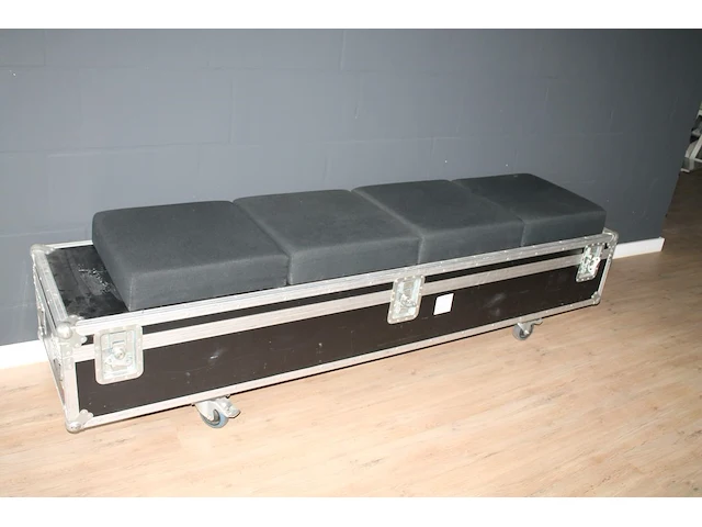 Bank gemaakt van flightcase met vier kussens. afmeting 220 x 55 x 58 cm - afbeelding 1 van  1