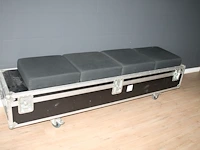 Bank gemaakt van flightcase met vier kussens. afmeting 220 x 55 x 58 cm - afbeelding 1 van  1