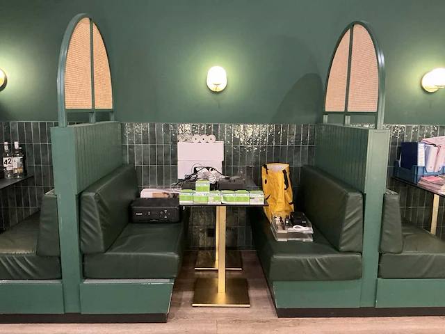 Banken met tafel (4x) - afbeelding 2 van  7