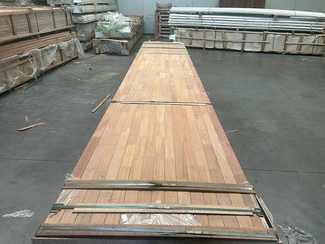 Bankirai onderregels geschaafd 4000x68x44mm (105x) - afbeelding 1 van  3