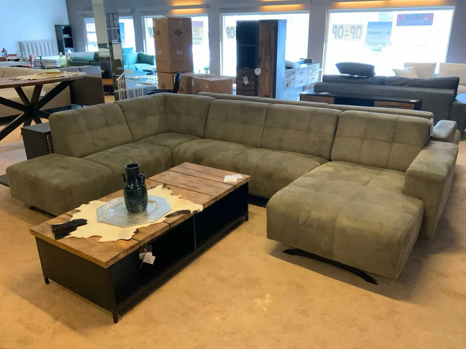 Bankstellen, tafels en stoelen, sanitair en badmeubels