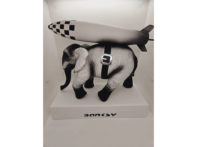 Banksy fanart sculptuur - banksy 'elephant war' - afbeelding 1 van  10