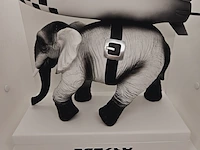Banksy fanart sculptuur - banksy 'elephant war' - afbeelding 1 van  10