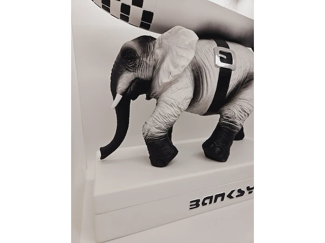 Banksy fanart sculptuur - banksy 'elephant war' - afbeelding 3 van  10