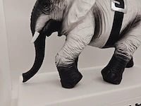 Banksy fanart sculptuur - banksy 'elephant war' - afbeelding 3 van  10