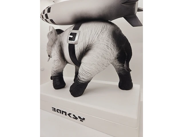 Banksy fanart sculptuur - banksy 'elephant war' - afbeelding 4 van  10