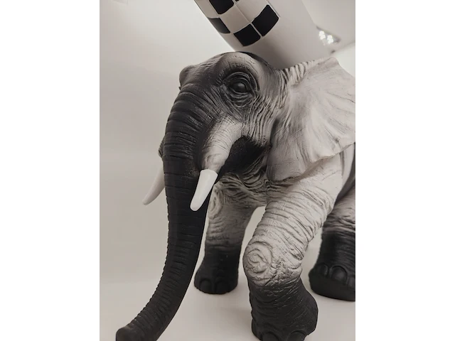 Banksy fanart sculptuur - banksy 'elephant war' - afbeelding 7 van  10