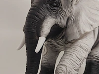 Banksy fanart sculptuur - banksy 'elephant war' - afbeelding 7 van  10