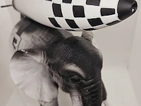 Banksy fanart sculptuur - banksy 'elephant war' - afbeelding 8 van  10