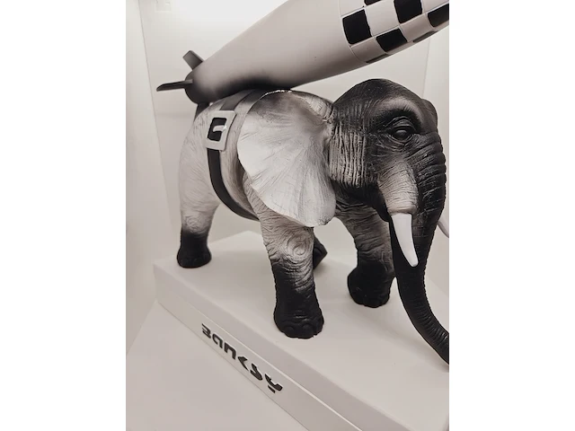 Banksy fanart sculptuur - banksy 'elephant war' - afbeelding 9 van  10