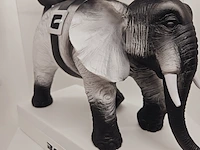 Banksy fanart sculptuur - banksy 'elephant war' - afbeelding 4 van  9