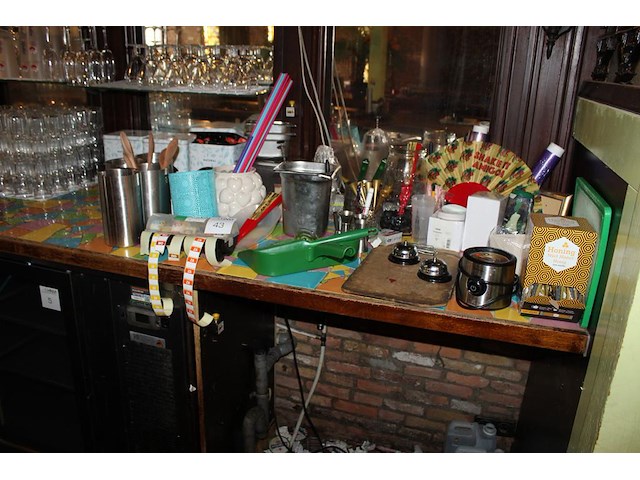 Bar gerelateerde producten waaronder wijnkoelers, rietjes, dagvers stickers en bonnenboekjes. - afbeelding 1 van  2