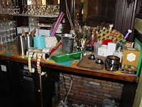 Bar gerelateerde producten waaronder wijnkoelers, rietjes, dagvers stickers en bonnenboekjes. - afbeelding 1 van  2