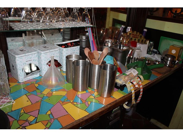 Bar gerelateerde producten waaronder wijnkoelers, rietjes, dagvers stickers en bonnenboekjes. - afbeelding 2 van  2