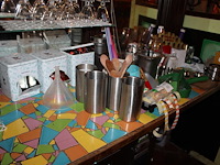 Bar gerelateerde producten waaronder wijnkoelers, rietjes, dagvers stickers en bonnenboekjes. - afbeelding 2 van  2