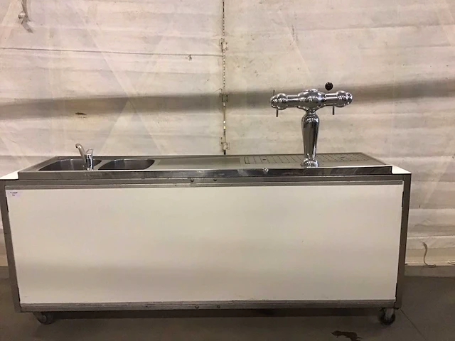 Bar met dubbele kraan en dubbele spoelbak - afbeelding 1 van  6