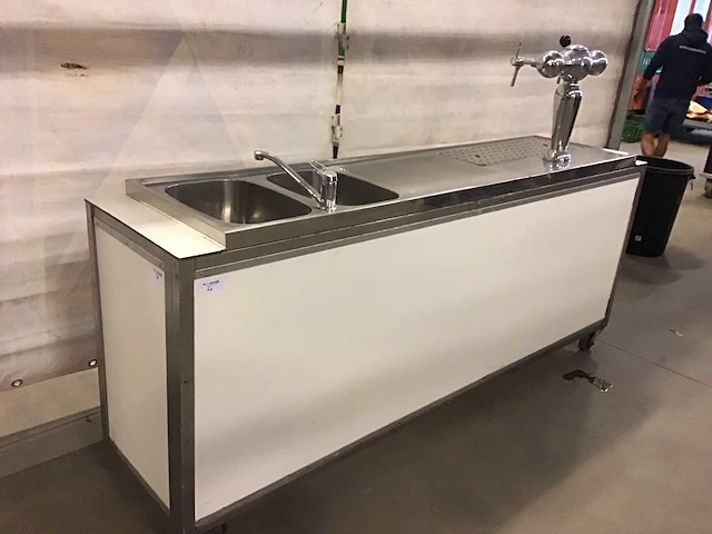 Bar met dubbele kraan en dubbele spoelbak - afbeelding 2 van  6