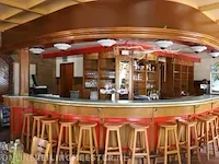 Bar met luifel, achterwand en 13 krukken