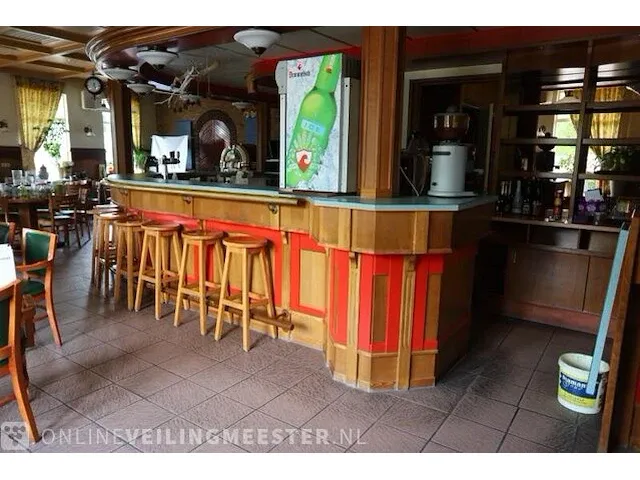 Bar met luifel, achterwand en 13 krukken - afbeelding 13 van  15