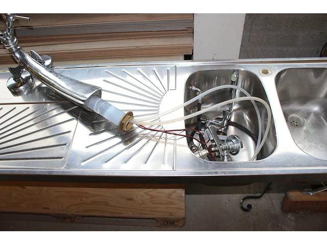Barblad 200 x 50 cm met dubbele spoelbak en tapkraan. - afbeelding 3 van  3