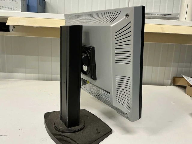 Barco monitor met verstelbare standaard - afbeelding 2 van  2