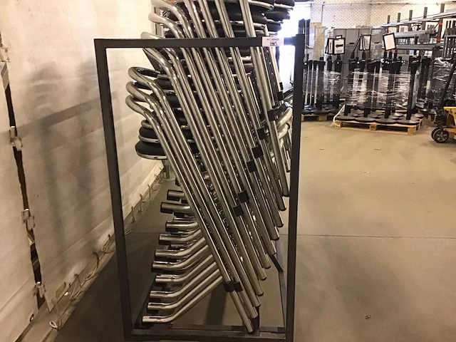 Barkruk (33x) chrome met zwarte zitting inclusief transportkar - afbeelding 2 van  3