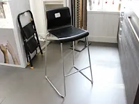Barkruk met sledevoet en houten zitting. - afbeelding 1 van  2