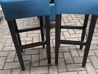 Barkrukken - met blauwe ledere zitting - 2 stuks - afbeelding 1 van  4