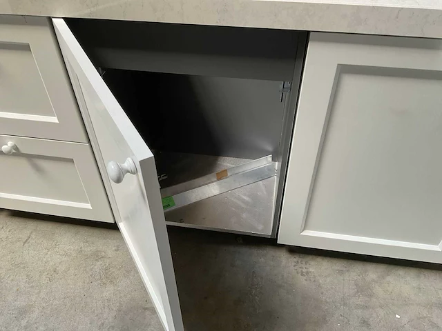 Barletti keukenopstelling met composieten werkblad - afbeelding 13 van  14