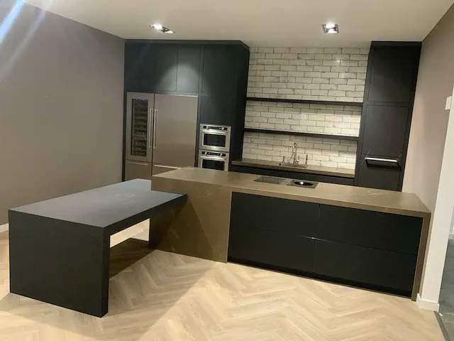 Barletti / kitchenaid / bora rechte keuken met l vormig werkeiland - afbeelding 1 van  53