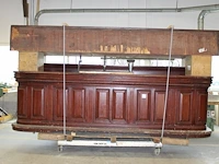 Barmeubel met breedte 390 cm met decoratieve achterwand met hoogte 240 cm en diverse spiegels op metalen tr...